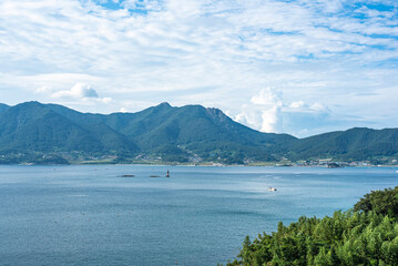 Obraz premium 바다와 산과 시골풍경