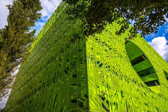 Le Cube Vert de Euronews dans le Quartier de Confluence, le 11 septembre 2025, Lyon, France