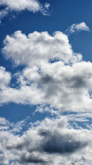 ciel bleu très nuageux, format 16:9, PNG fond transparent