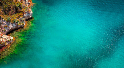 Obraz premium Turquoise seawater with a rugged coastline