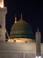 Fototapeta premium Close-Up Night View of the Green Dome and Minaret of Al-Masjid an-Nabawi - Generative AI
