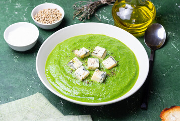 Green broccoli soup with blue cheese. Vegetarian. Healthy eating.