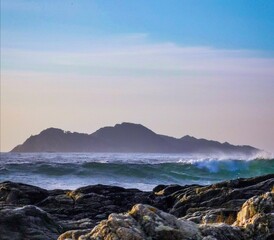 Atardecer en la Ría de Vigo, con las Islas Cíes al fondo.