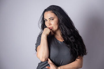 Naklejka premium Portrait of a woman in a gray dress holding a microphone