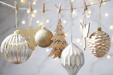 Obraz premium Beautiful Christmas decor hanging on string against blurred lights