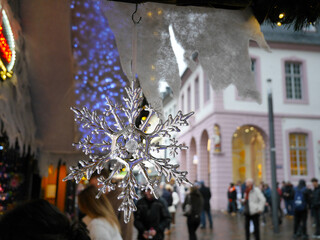 Schneeflocke, als Dekoration auf dem Weihnachtsmarkt, Trier in Deutschland