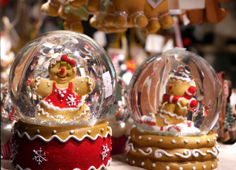 Schneekugel an einem Stand auf dem Weihnachtsmarkt in Trier, Deutschland