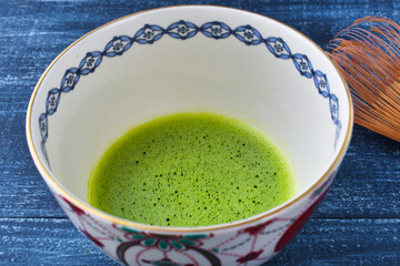 日本の茶道　茶碗と抹茶  青背景　Japanese Tea Ceremony (Chado) : Tea bowl and matcha (green tea) on a blue background