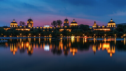 The rays of sunlight gave the domed structure a colorful coating, and its reflection in the water was like a dreamy and enchanting scene.