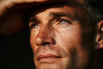Obraz premium Man looking into bright sunlight closeup