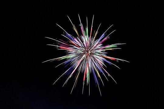 長野えびす講花火大会の美しく放物線を描く花火