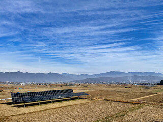 田園風景に不釣り合いなソーラーパネル
