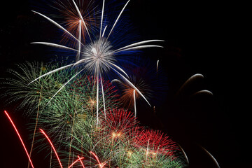 長野えびす講花火大会の美しく放物線を描く花火