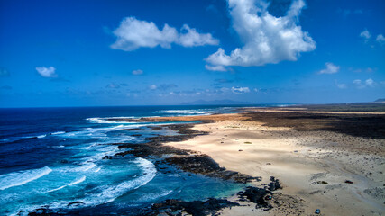 Fotos aérea con dron de la costa de Fuerteventura, El Cotillo, Canarias.