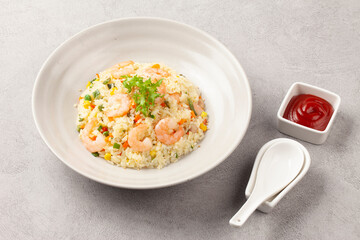 새우볶음밥은 새우껍질을 벗긴 새우와 잘게 썬 채소를 밥과 함께 볶은 음식
Shrimp fried rice is a dish made by stir-frying peeled shrimp and finely chopped vegetables with rice.


