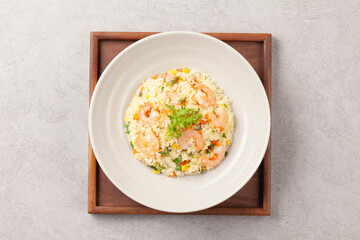 새우볶음밥은 새우껍질을 벗긴 새우와 잘게 썬 채소를 밥과 함께 볶은 음식
Shrimp fried rice is a dish made by stir-frying peeled shrimp and finely chopped vegetables with rice.


