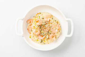 새우볶음밥은 새우껍질을 벗긴 새우와 잘게 썬 채소를 밥과 함께 볶은 음식
Shrimp fried rice is a dish made by stir-frying peeled shrimp and finely chopped vegetables with rice.


