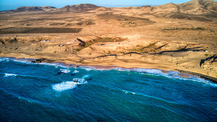 Foto aérea con dron playa del Castillo en Fuerteventura, Canarias.
