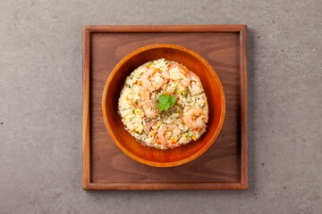 새우볶음밥은 새우껍질을 벗긴 새우와 잘게 썬 채소를 밥과 함께 볶은 음식
Shrimp fried rice is a dish made by stir-frying peeled shrimp and finely chopped vegetables with rice.


