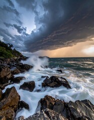 Obraz premium Dramatic Coastal Scene - Waves Crashing on Rocks Under Stormy Skies.