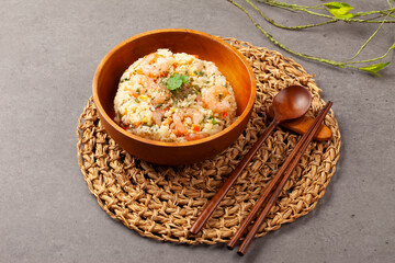 새우볶음밥은 새우껍질을 벗긴 새우와 잘게 썬 채소를 밥과 함께 볶은 음식
Shrimp fried rice is a dish made by stir-frying peeled shrimp and finely chopped vegetables with rice.


