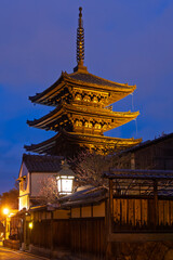 Obraz premium Illuminated Hokan-ji Temple (Yasaka Pagoda) Tower of Yasaka, is a Buddhist pagoda located in Higashiyama-ku, Kyoto, Japan