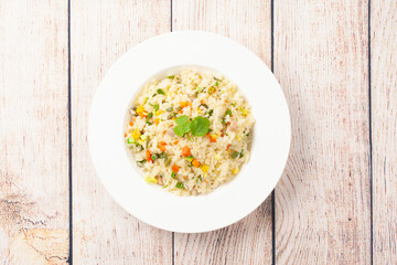 야채볶음밥은 당근, 양파, 감자 따위의 채소를 잘게 썰어서 밥과 함께 기름에 볶은 음식.
Vegetable fried rice is a dish made by finely chopping vegetables such as carrots, onions, and potatoes and frying them in oil with rice.
