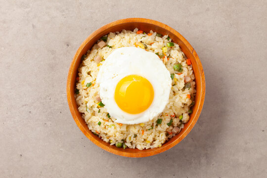 야채볶음밥은 당근, 양파, 감자 따위의 채소를 잘게 썰어서 밥과 함께 기름에 볶은 음식.
Vegetable fried rice is a dish made by finely chopping vegetables such as carrots, onions, and potatoes and frying them in oil with rice.