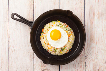 야채볶음밥은 당근, 양파, 감자 따위의 채소를 잘게 썰어서 밥과 함께 기름에 볶은 음식.
Vegetable fried rice is a dish made by finely chopping vegetables such as carrots, onions, and potatoes and frying them in oil with rice.
