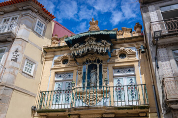 Obraz premium Capela de Nossa Senhora da Silva - Chapel of Our Lady of Silva on Rua dos Caldeireiros in Porto city, Portugal