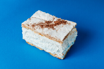 a Spanish milhojas de merengue on blue