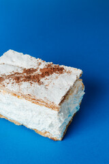 a close view of a milhojas de merengue