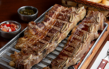 asado a la parrilla en tabla de hierro en restaurant de campo de argentina