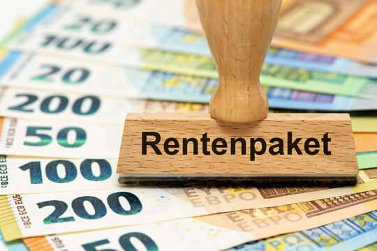 Fototapeta Ein Holzstempel ist beschriftet mit dem Aufdruck Rentenpaket als Symbolbild für Reformen im Rentensystem der Alterssicherung - digital bearbeitet