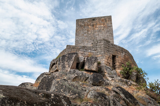 Imponente torre de menagem do castelo de Marialva, erguida sobre um promont&oacute;rio rochoso natural, contra um c&eacute;u dram&aacute;tico na hist&oacute;rica cidadela de M&ecirc;da em Portugal
