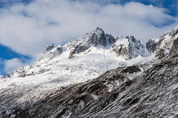 Schneebedeckter Berggipfel im Urserental, Kanton Uri, Schweiz