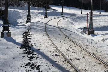 Eisenbahnschinen in Winterlanedschaft, Urserental, Kanton Uri, Schweiz