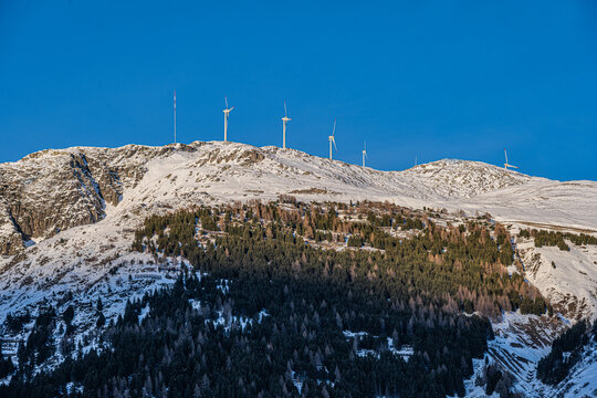 Windr&auml;der auf dem G&uuml;tsch, ob Andermatt, Kanton Uri, Schweiz