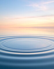 穏やかな水面に淡い青と柔らかな金色が溶け合い、幻想的な空の反射が広がります。
円を描く細やかな波紋がハーモニーのように連なり、ミニマルで静謐な印象を生み出します。