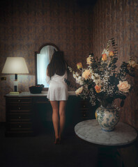 signorina si trucca allo specchio