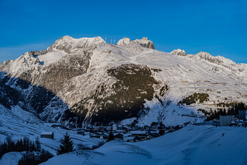 Schneebedeckte Berggipfel on Andermatt,im Urserental, Kanton Uri, Schweiz