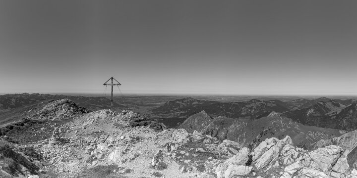 Mountain panorama with summit cross from Gro&szlig;er Dumb, 2280 m, into the Illertal with Gr&uuml;nten, 1738 m, Allg&auml;u Alps, Allg&auml;u, Bavaria, Germany