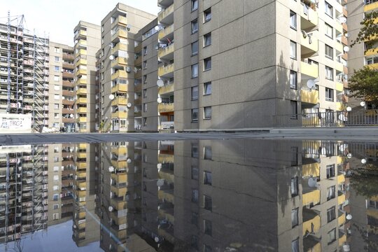 Renovation of numerous rental flats after several apartment buildings fell into disrepair due to extensive mould infestation, satellite town of Chorweiler in Cologne, North Rhine-Westphalia, Germany
