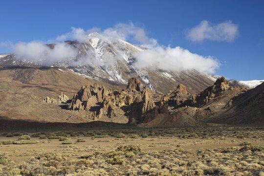 Pico del Teide, 3715m and Roques de Garcia, Teide National Park, Tenerife, Canary Islands, Spain