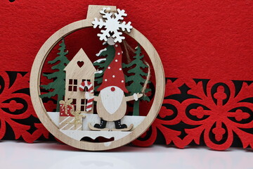 Petite d&eacute;coration en bois &agrave; suspendre