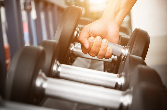 Ejercicio en gimnasio con pesas