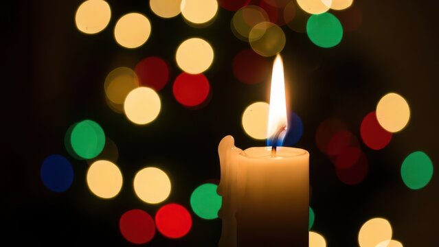 ボケ味のある背景にキャンドル。メリークリスマスのお祝いカード