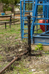 Fototapeta premium Förderstelle mit Rohren im Park von Kuçovë, Kuçovë, Bezirk Berat, Albanien