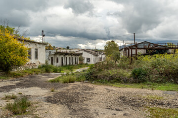 Verfallene Industriegebäude im Grünen in Kuçovë, Kuçovë, Bezirk Berat, Albanien