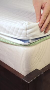 Vertical footage of unzip mattress inner filling. Soft topper mattress with a core of pressure-relieving blue gel foam. Adapts to body and leads away excess heat.